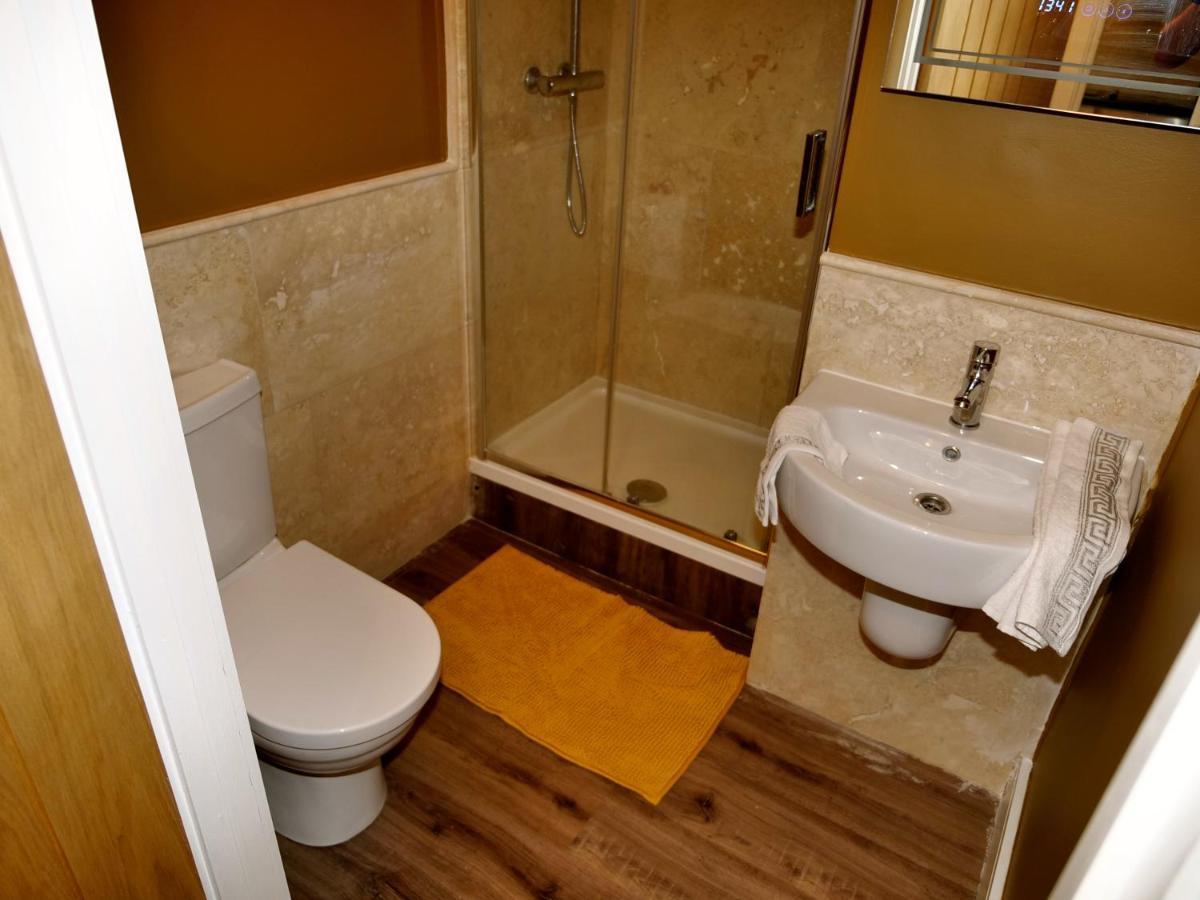 Ultra Deluxe Versace Apartment Near Sheffield Full Sky Tv Rotherham Kültér fotó