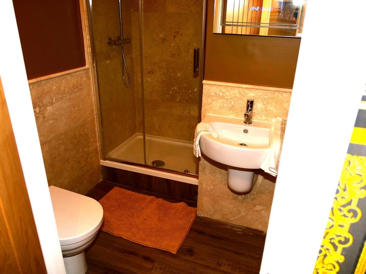 Ultra Deluxe Versace Apartment Near Sheffield Full Sky Tv Rotherham Kültér fotó